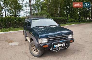 Характеристики Nissan Terrano Позашляховик / Кросовер