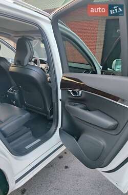 Характеристики Volvo XC90 Позашляховик / Кросовер