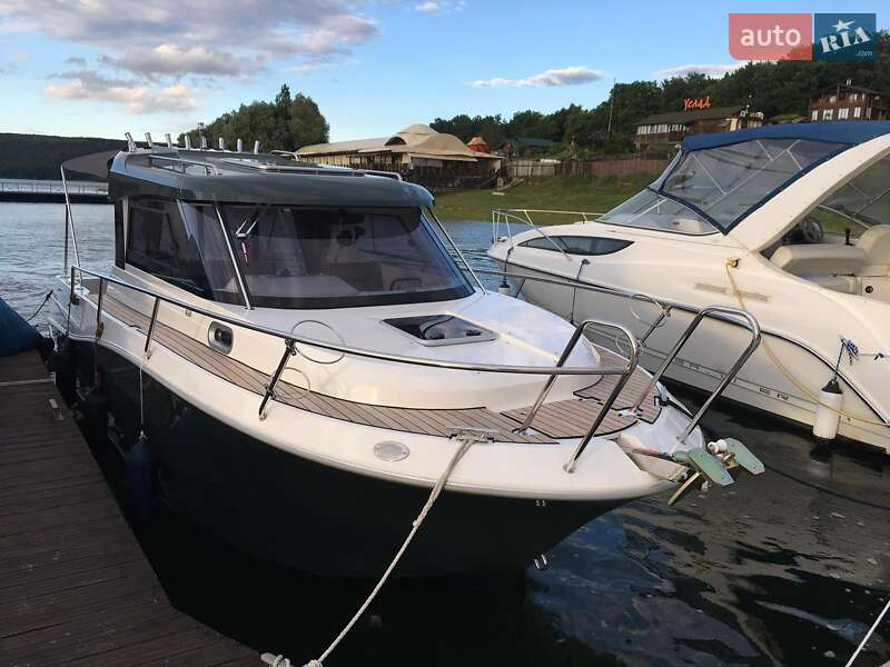 Моторна яхта