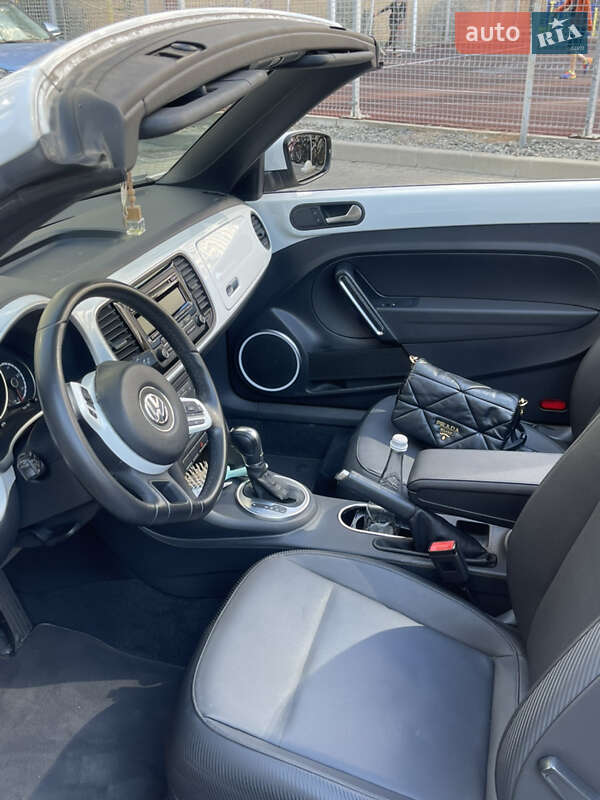 Седан Volkswagen Beetle