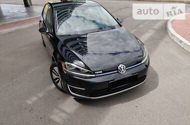 Volkswagen e-Golf SE electric 36  2017