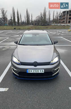 Volkswagen e-Golf  2015