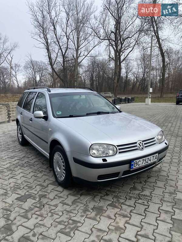 Volkswagen Golf 2002 року в Львові