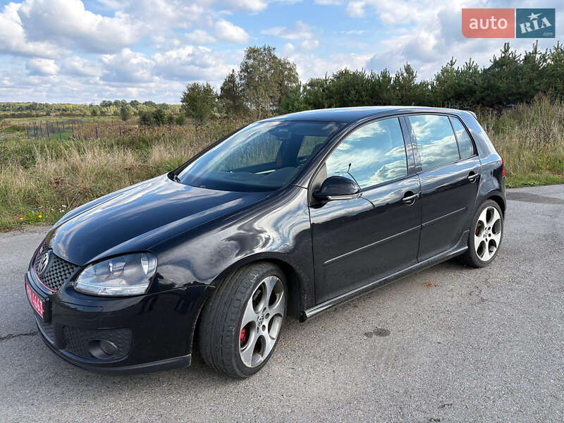 Седан Volkswagen Golf
