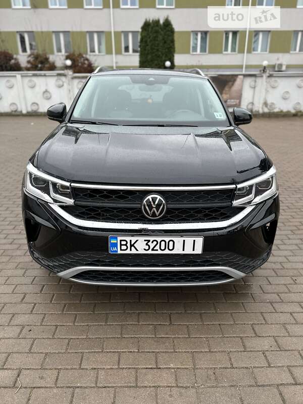 Позашляховик / Кросовер Volkswagen Taos