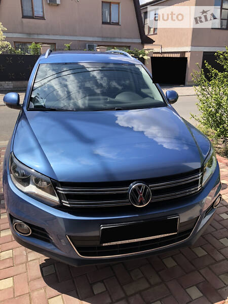 Позашляховик / Кросовер Volkswagen Tiguan