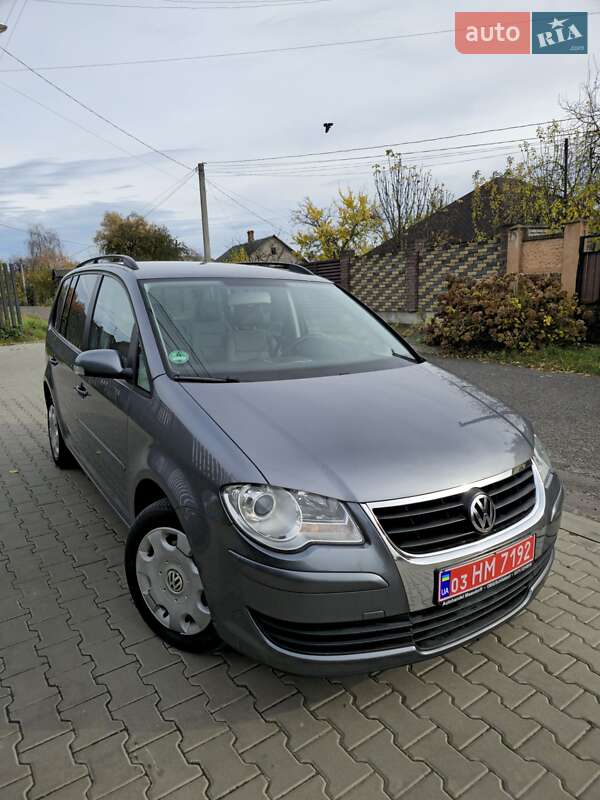 Позашляховик / Кросовер Volkswagen Touran