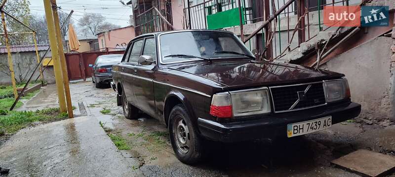 Легковые Volvo 244