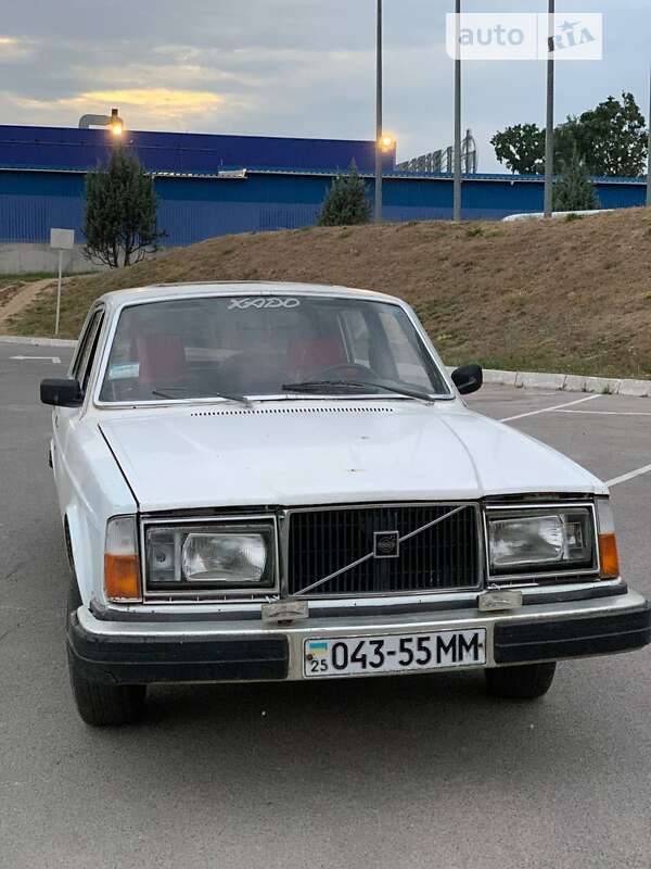 Седан Volvo 244