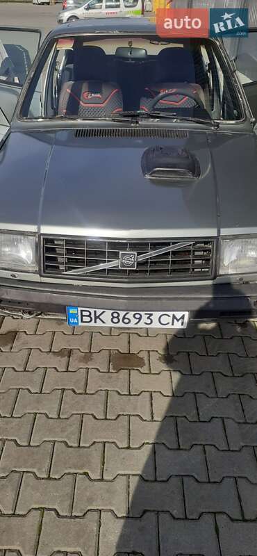 Хетчбек Volvo 345