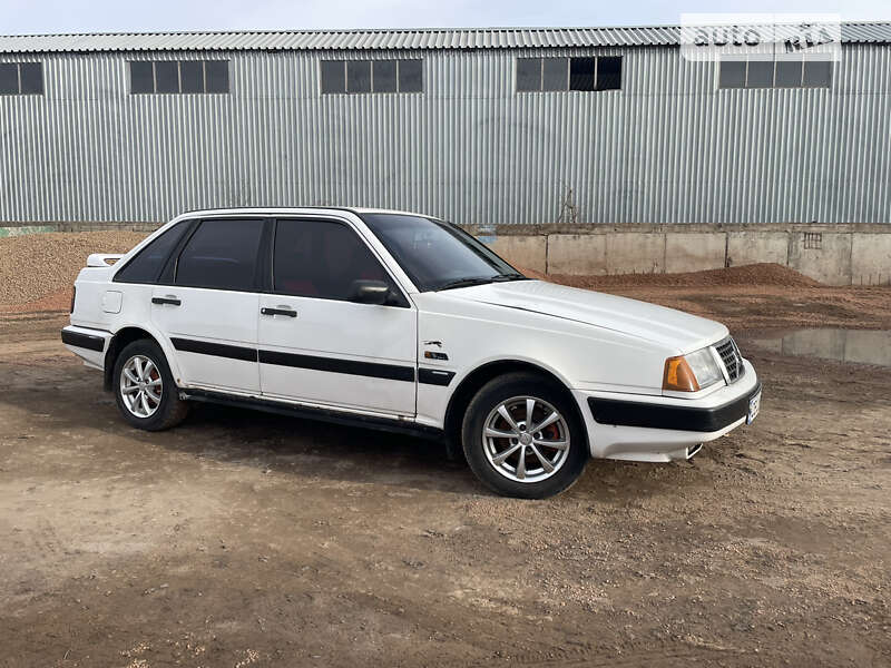 Хэтчбек Volvo 440