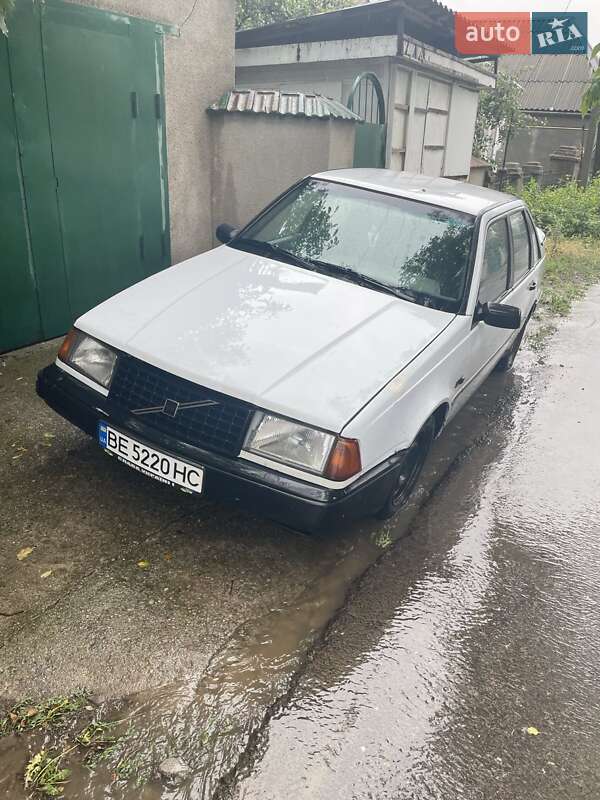 Хетчбек Volvo 440
