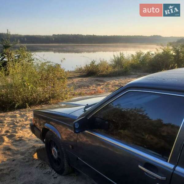 Седан Volvo 740