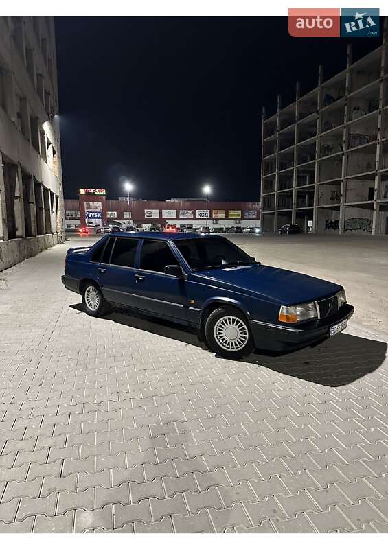Седан Volvo 940