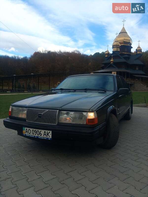 Седан Volvo 940