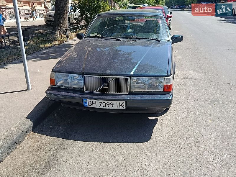 Седан Volvo 940