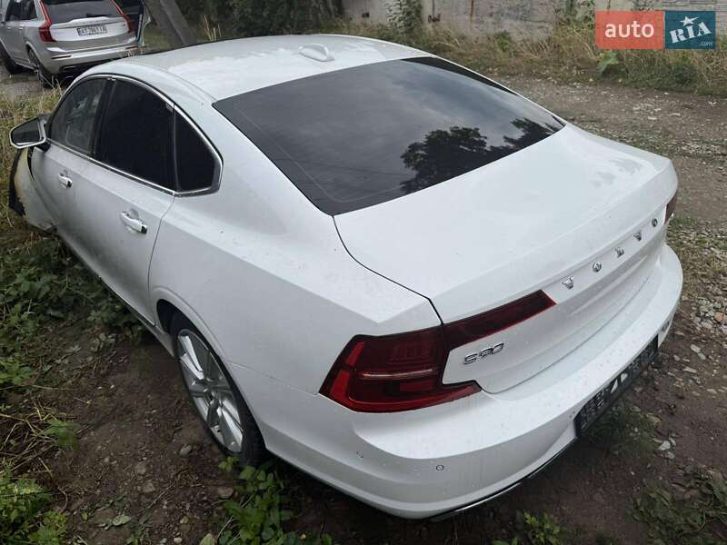 Легкові Volvo S90