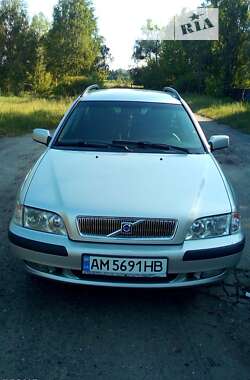 Volvo V40  2002