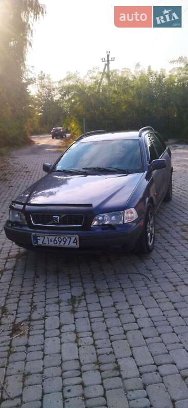 Універсал Volvo V40