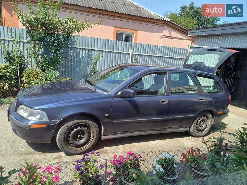 Универсал Volvo V40