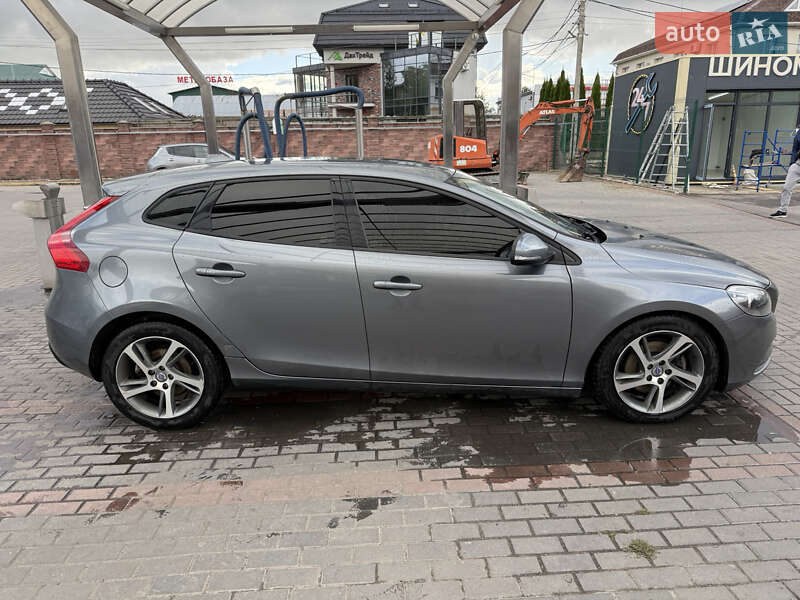 Хэтчбек Volvo V40