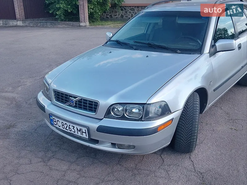 Volvo V40 2003