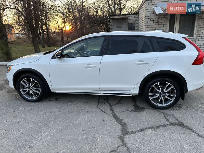 Универсал Volvo V60 Cross Country