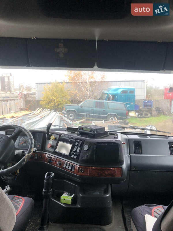 Вантажівки Volvo VNL 660