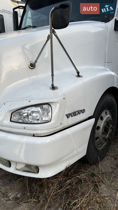 Тягач Volvo VNL 660