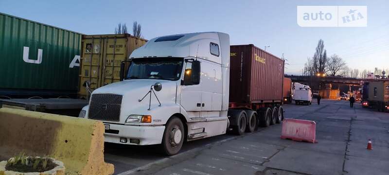 Тягач Volvo VNL 670