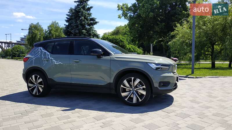Позашляховик / Кросовер Volvo XC40