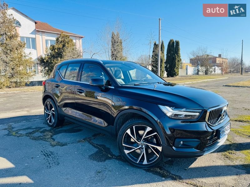 Позашляховик / Кросовер Volvo XC40