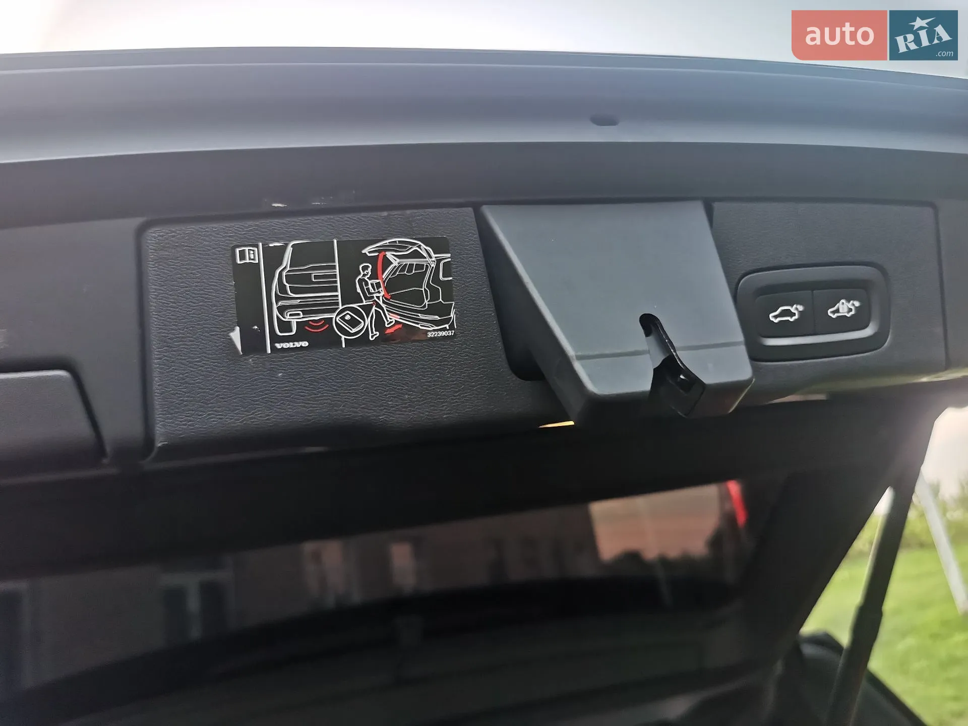 Volvo XC60 2019 VIN YV1UZA8UDL1483330 фото оголошення 2 з 20