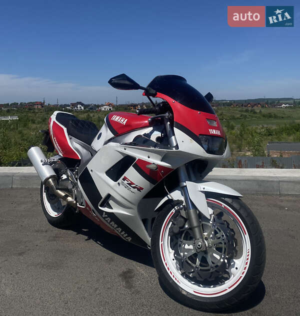 Yamaha FZR