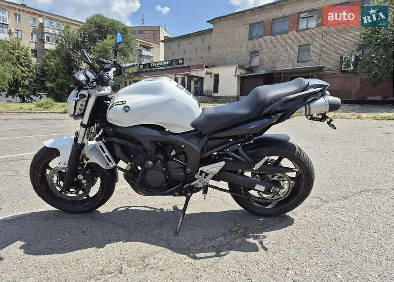 Мотоцикл Классик Yamaha FZS 600 Fazer