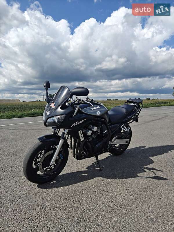 Спортбайк Yamaha FZS 600 Fazer