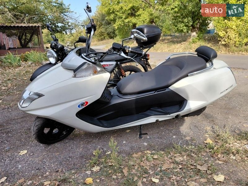 Максі-скутер Yamaha Maxam 250