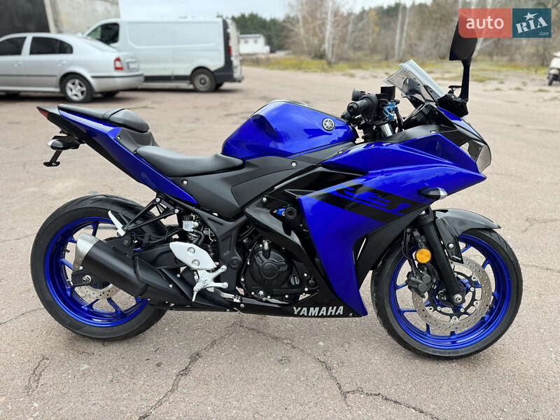 Мотоцикл Без обтекателей (Naked bike) Yamaha R3