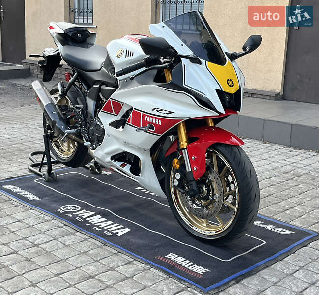 Yamaha R7