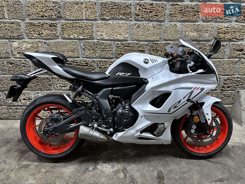 Yamaha R7