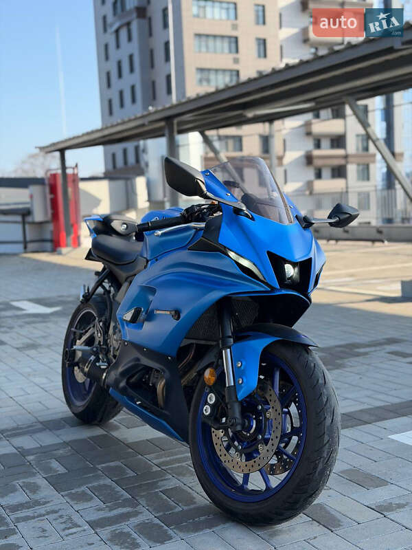 Yamaha R7