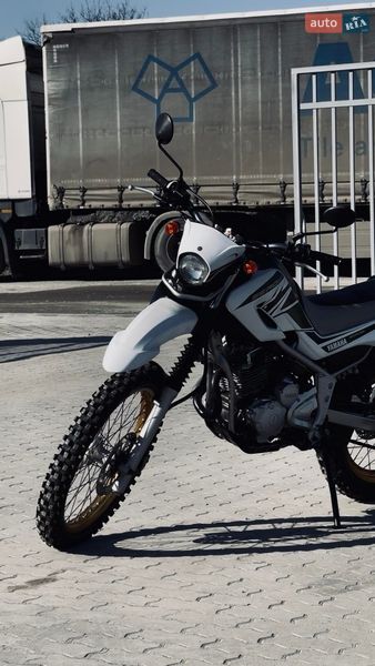 Мотоцикл Кросс Yamaha Serow 250