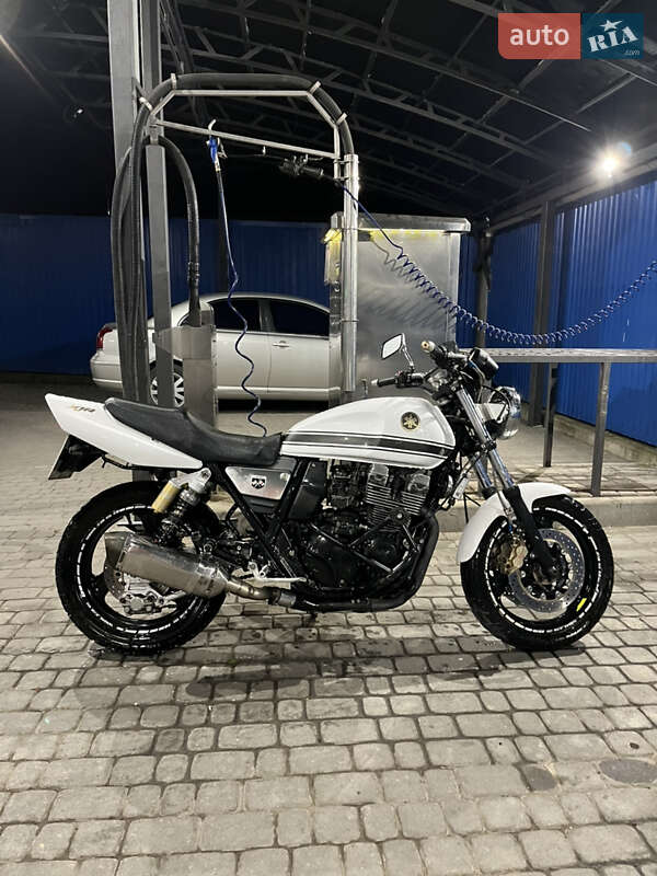 Спортбайк Yamaha XJR