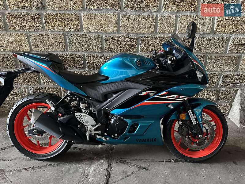 Спортбайк Yamaha YZF-R25