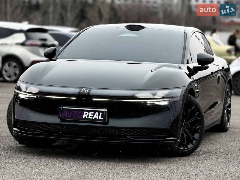 Седан Zeekr 007