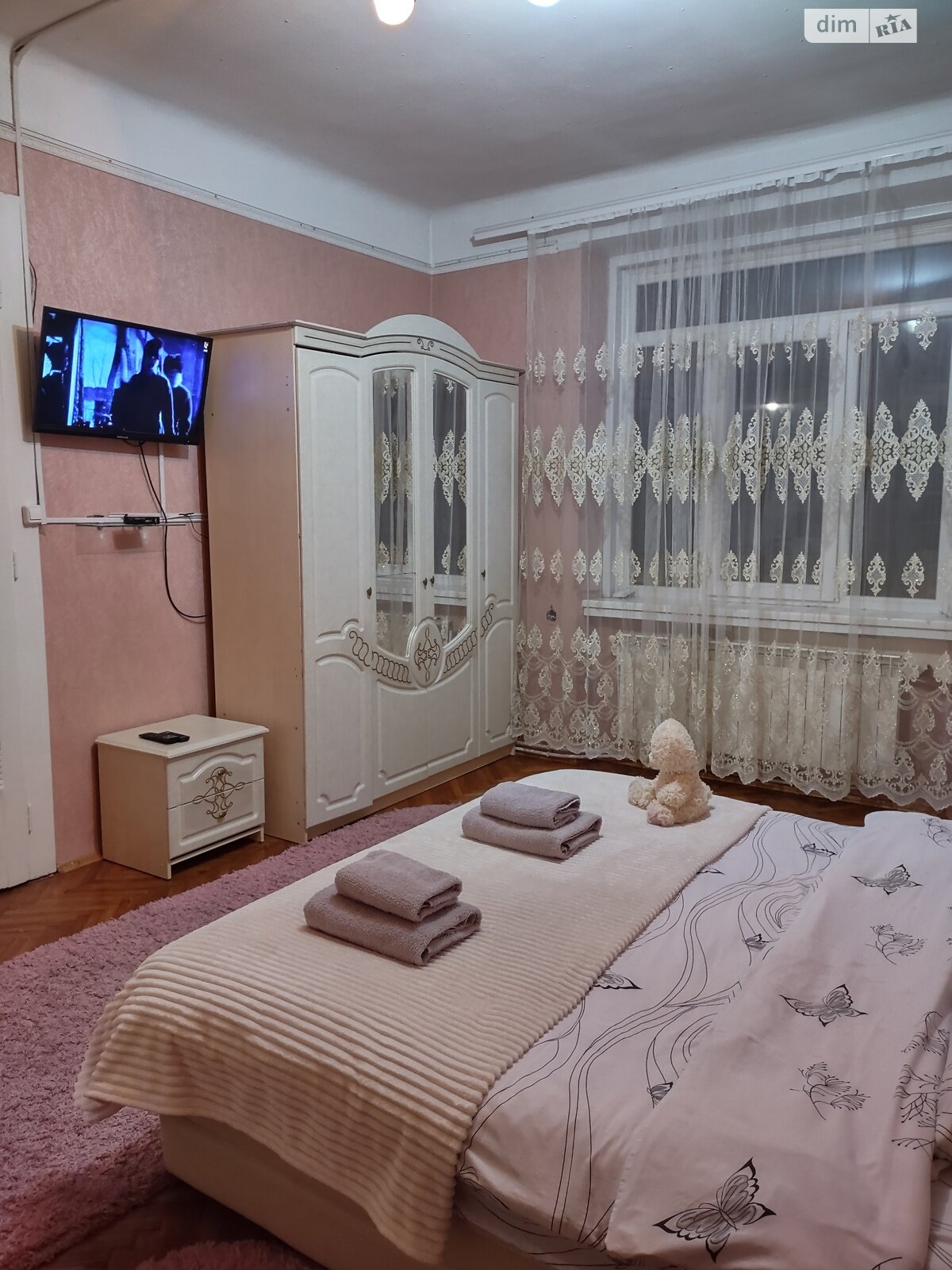 двухкомнатная квартира в Черновцах, район Центр, на ул. Конституционная 49 в аренду на короткий срок посуточно фото 1