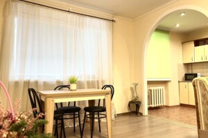 трикімнатна квартира в Дніпрі, район Нагорний, на вул. Архітектора Олега Петрова 15 в оренду на короткий термін подобово фото 2
