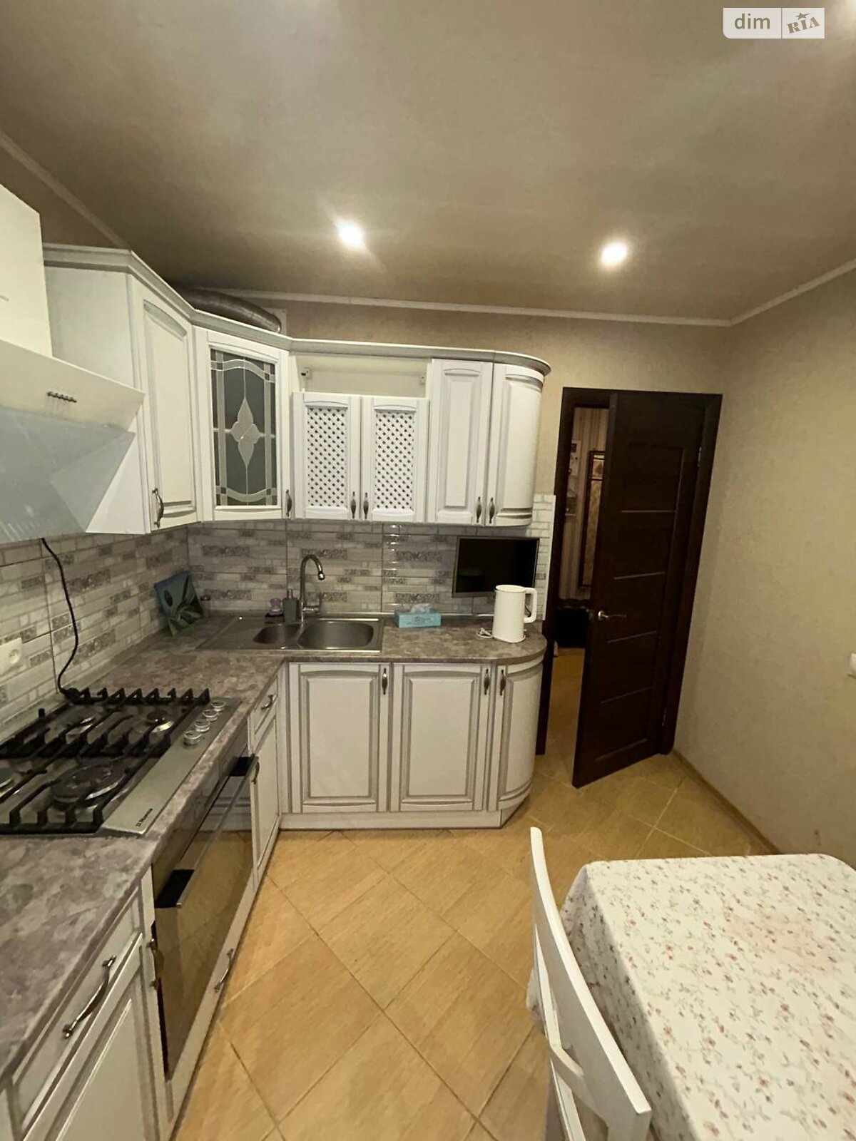 трехкомнатная квартира в Днепре, район Победа-5, на просп. Героев в аренду на короткий срок посуточно фото 1