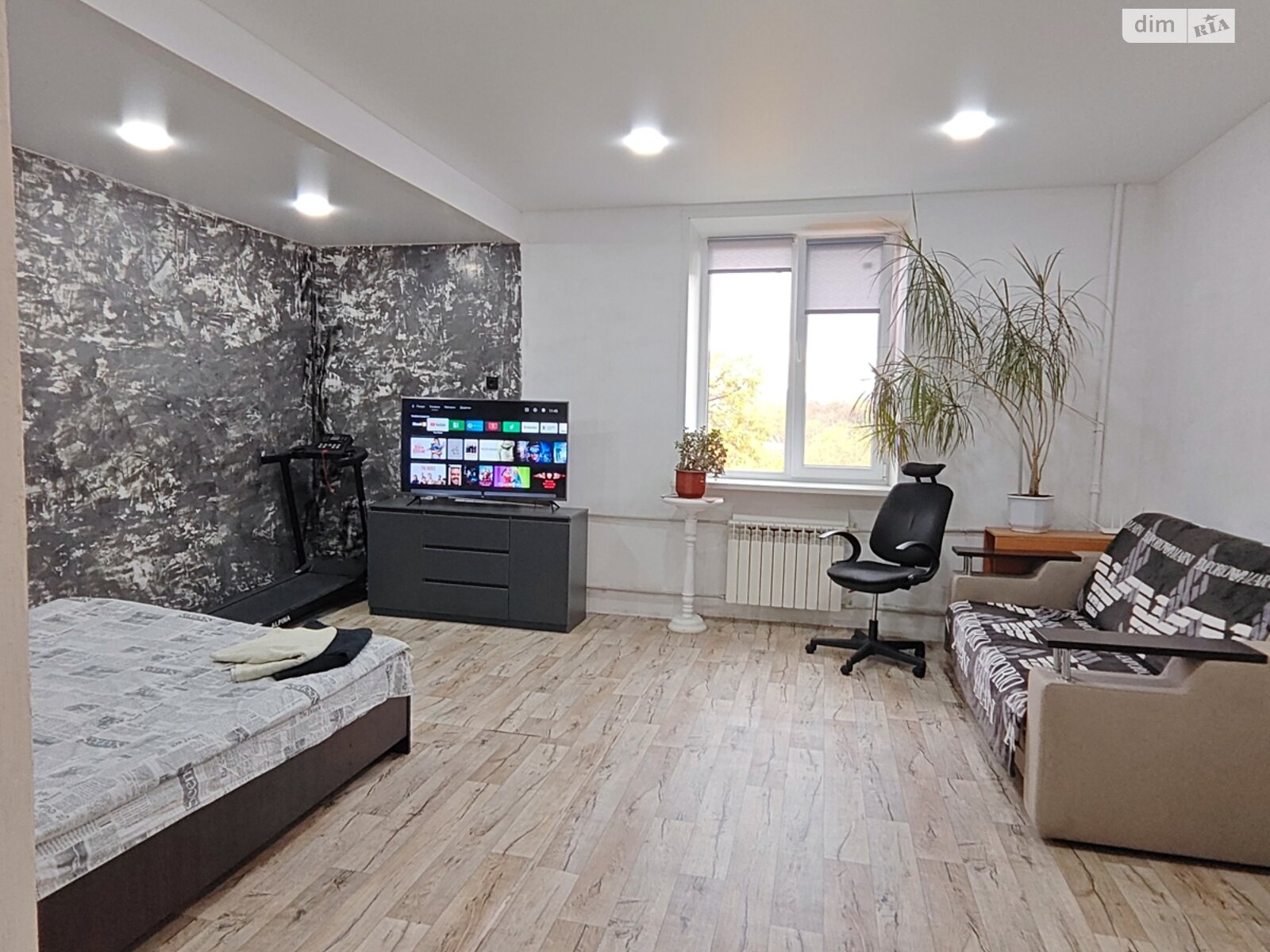 двухкомнатная квартира в Днепре, район Привокзальный, на просп. Яворницкого Дмитрия 125 в аренду на короткий срок посуточно фото 1