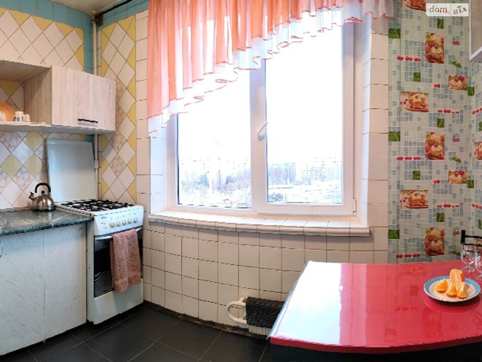 трехкомнатная квартира в Харькове, район 522-ый микрорайон, на ул. Валентиновская в аренду на короткий срок посуточно фото 1